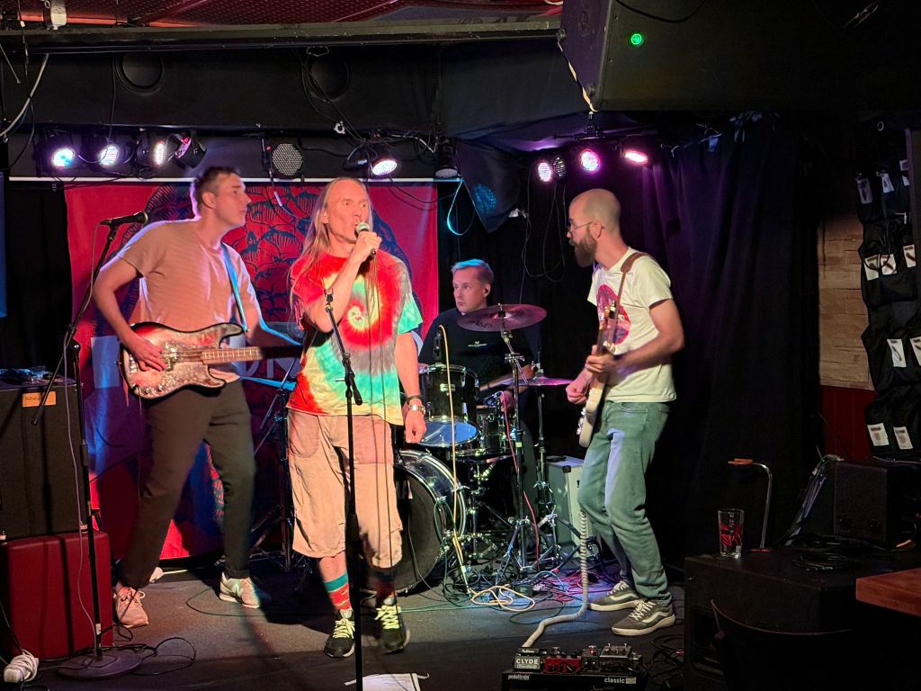 Keronsuo esiintymässä Roihuvuoren Hard Rock Housessa perjantai-iltana 22.8.2025, Runopiirin ja Varpusten jälkeen.